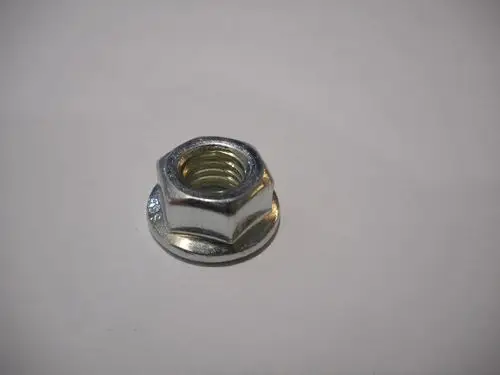 Sechskantmutter in Metalloptik, mit glatter Oberfläche und Innengewinde. Platziert auf hellem Untergrund, Hersteller ist Remeha.